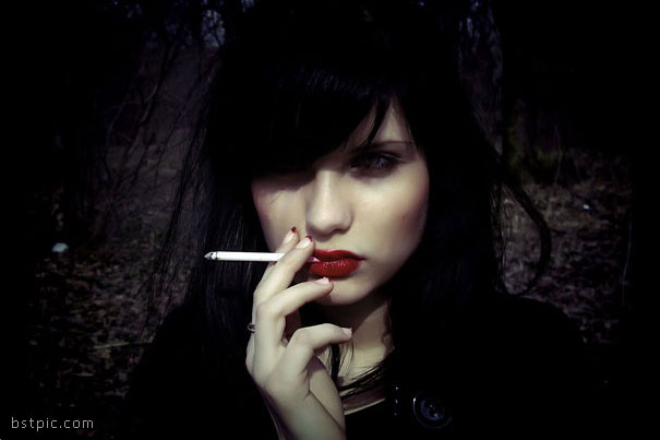 دختر سیگاری
